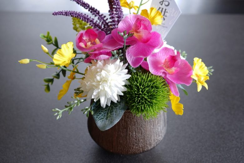 h2-1 仏壇の花瓶にお花を入れて供えるの「慈悲の心」を表しています