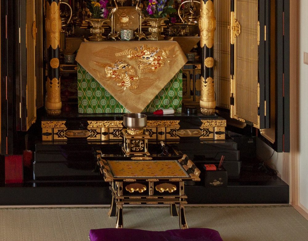 仏壇に使う仏具の「敷物」は荘厳の他に防護マットの役割があります - 幸せな仏壇店さがしコラム