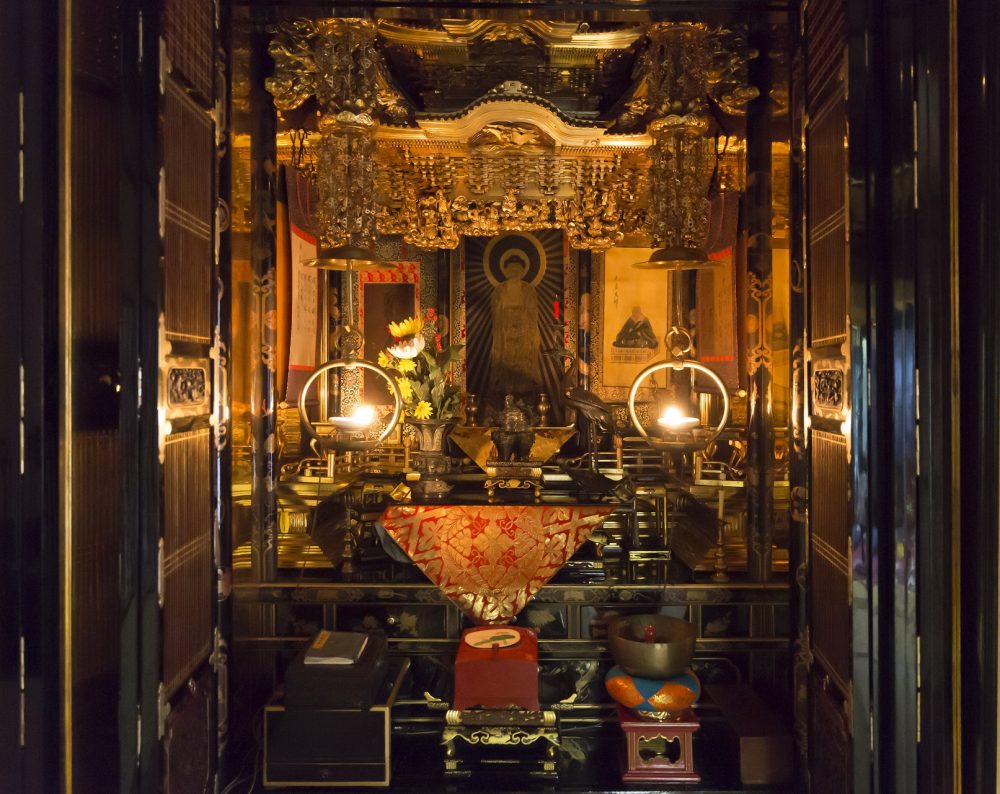 仏壇に使う仏具の「敷物」は荘厳の他に防護マットの役割があります - 幸せな仏壇店さがしコラム