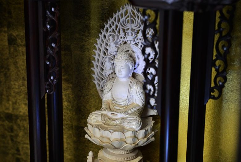 h2-2 販売されている仏像は「木製」か「金属製」が一般的